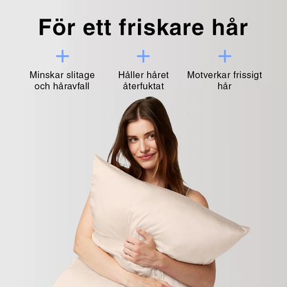Vaniljfärgat sidenörngott i bäddad säng – mjukt, lent och skonsamt mot huden